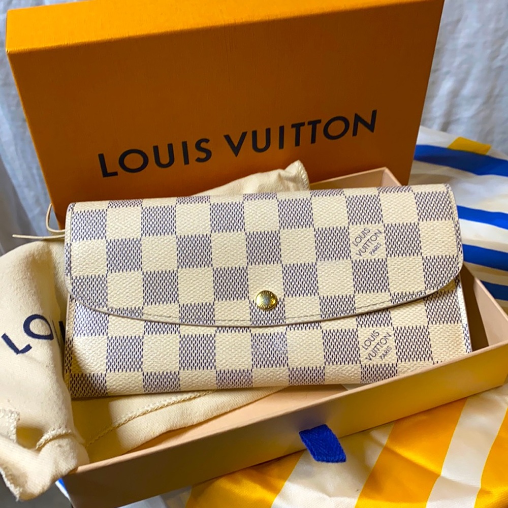 Beautiful Damier Louis Vuitton Emilie Wallet